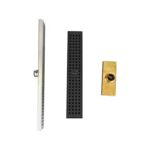 Bagno con doccia a grande spostamento in acciaio inox con scarico a pavimento a griglia con foro rettangolare