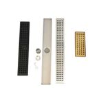 Bagno con doccia a grande spostamento in acciaio inox con scarico a pavimento a griglia con foro rettangolare