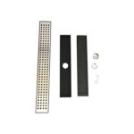 Bagno con doccia a grande spostamento in acciaio inox con scarico a pavimento a griglia con foro rettangolare