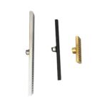 Bagno con doccia a grande spostamento in acciaio inox con scarico a pavimento a griglia con foro rettangolare