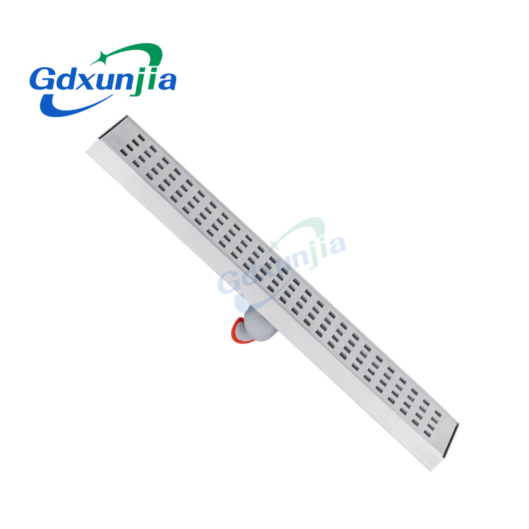 Bagno con doccia a grande spostamento in acciaio inox con scarico a pavimento a griglia con foro rettangolare